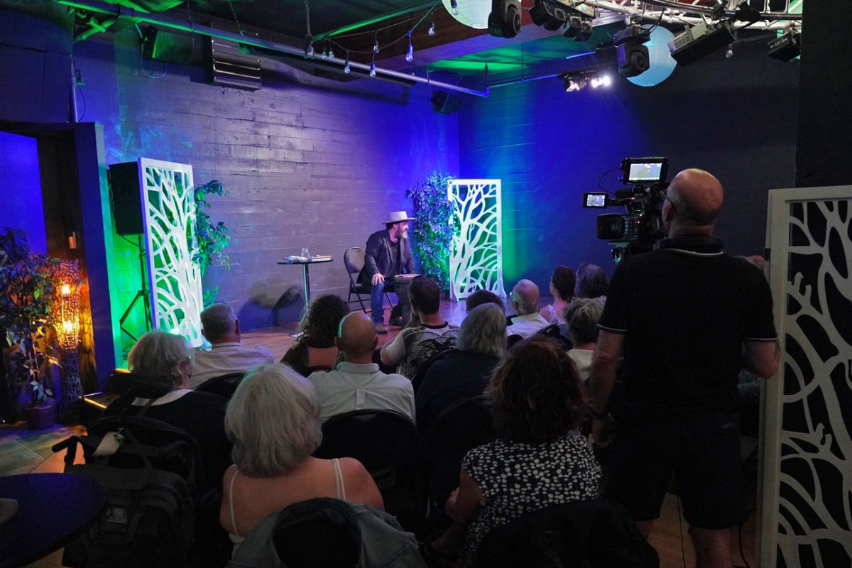 📚 Authors, enhance your virtual and hybrid events with our expert production services. See how every Thursday for our LIVE studio orientations. Book here! 👉 i.mtr.cool/oehzbxepub 
#virtualevents #productionstudio #hybridevents #livestream #yyjevents #sunsetlabs