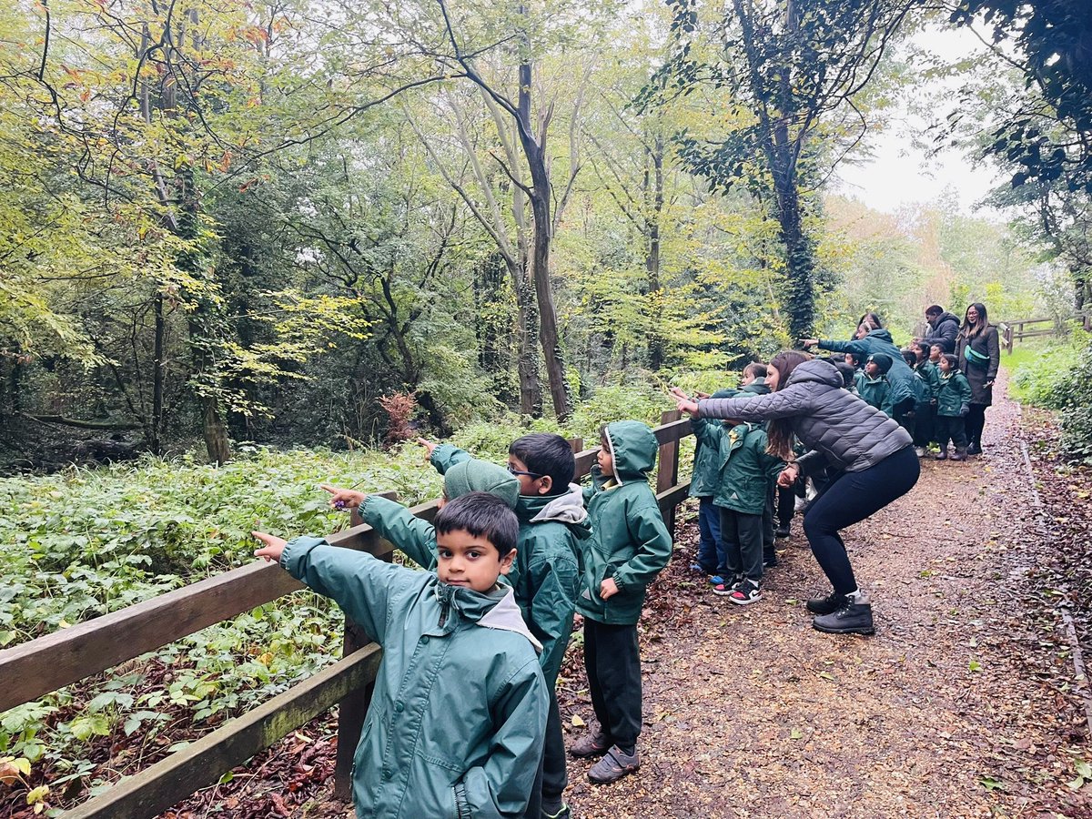STMM20's tweet image. Year 1 visited Boston Manor Park today to support this term’s  Art and Science Topics ‘Make Your Mark’ and ‘Seasonal Changes’ - the wet weather only added to the adventure, what a fabulous day!! 🌧️☔️🏞️🌳🍂🍃🌿🖌️