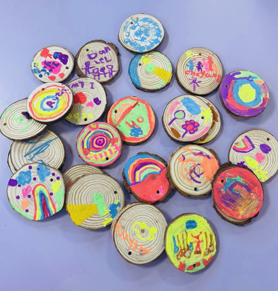 STMM20's tweet image. Year 1 visited Boston Manor Park today to support this term’s  Art and Science Topics ‘Make Your Mark’ and ‘Seasonal Changes’ - the wet weather only added to the adventure, what a fabulous day!! 🌧️☔️🏞️🌳🍂🍃🌿🖌️