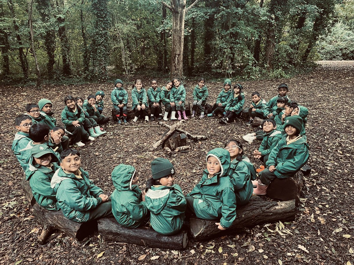 STMM20's tweet image. Year 1 visited Boston Manor Park today to support this term’s  Art and Science Topics ‘Make Your Mark’ and ‘Seasonal Changes’ - the wet weather only added to the adventure, what a fabulous day!! 🌧️☔️🏞️🌳🍂🍃🌿🖌️