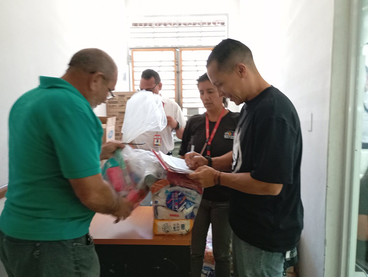 Gracias a las políticas sociales del Pdte. <a href="/NicolasMaduro/">Nicolás Maduro</a> a través del Min. <a href="/eduardopiate2/">eduardo piñate</a> y el Dir. Estadal Lic. Jesús Contreras, los trabajadores de la sede estadal y entes adscritos, recibieron el beneficio de alimentación y productos de aseo personal. <a href="/MinTrabajoVE/">Ministerio del PP para el Proceso Socia de Trabajo</a>