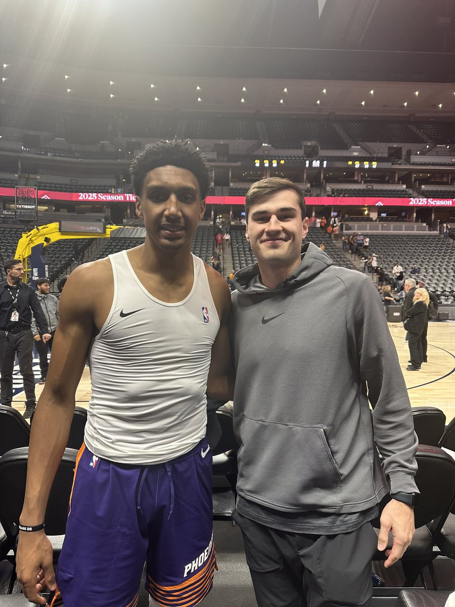 Road trip to the Mile High City for <a href="/MurrayTaine/">Taine Murray</a> to watch our guy <a href="/Almighty_ry3/">Ryan Dunn</a> drop 20 PTS &amp; 6 3-pointers! 🔸⚔️🔹 #GoHoos
