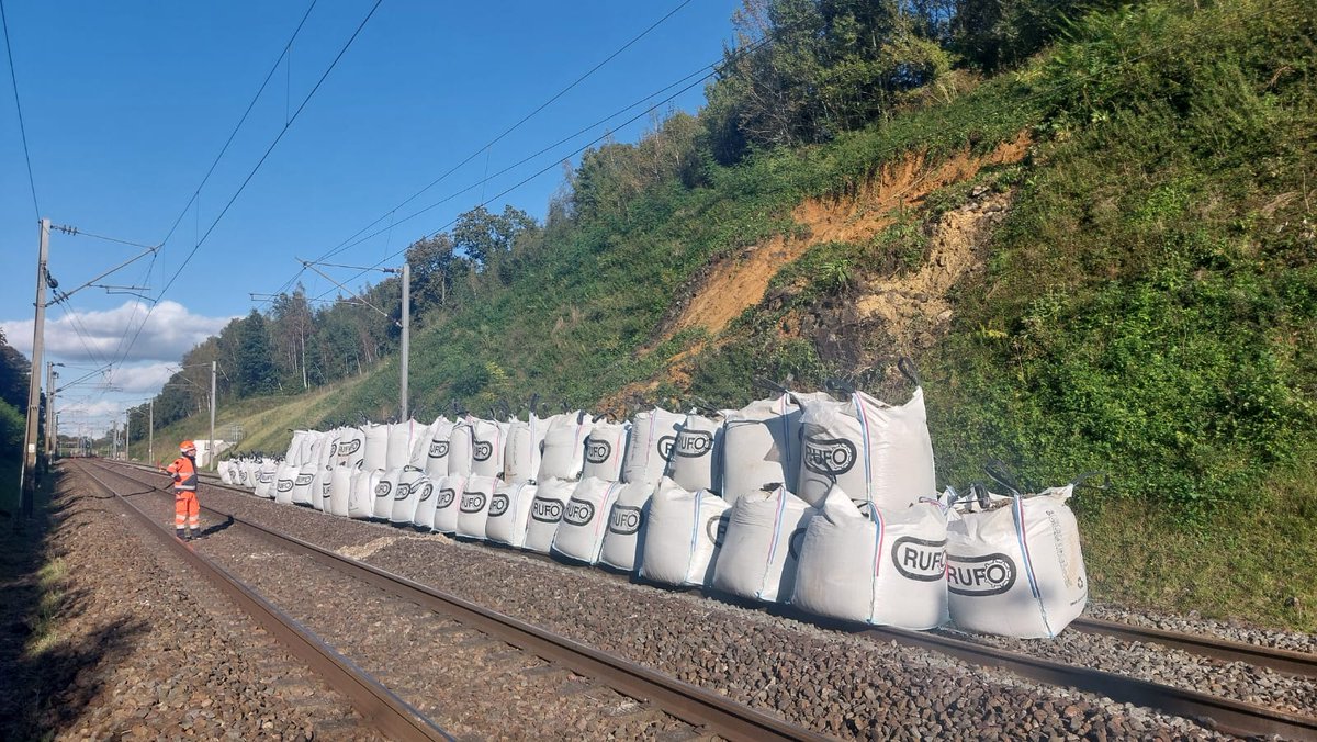 SNCFReseau's tweet image. #TempêteKirk 🚧 
À la suite des intempéries exceptionnelles provoquées par cette dépression, un affaissement de terrain s’est produit le 9 octobre dernier entre Trilport (77) et Château-Thierry (02), touchant les voies ferrées de la @LIGNEP_SNCF et les @TERGrandEst.