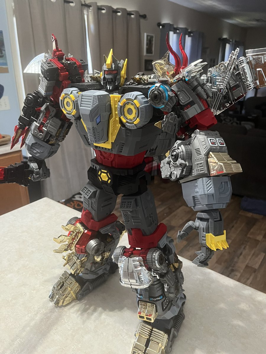 Bodhi_Prime's tweet photo. Finally got a chance this weekend to put this beast together!!! I have to say it definitely does not disappoint!!!#Liketoys https://t.co/Fi12z9j8lI