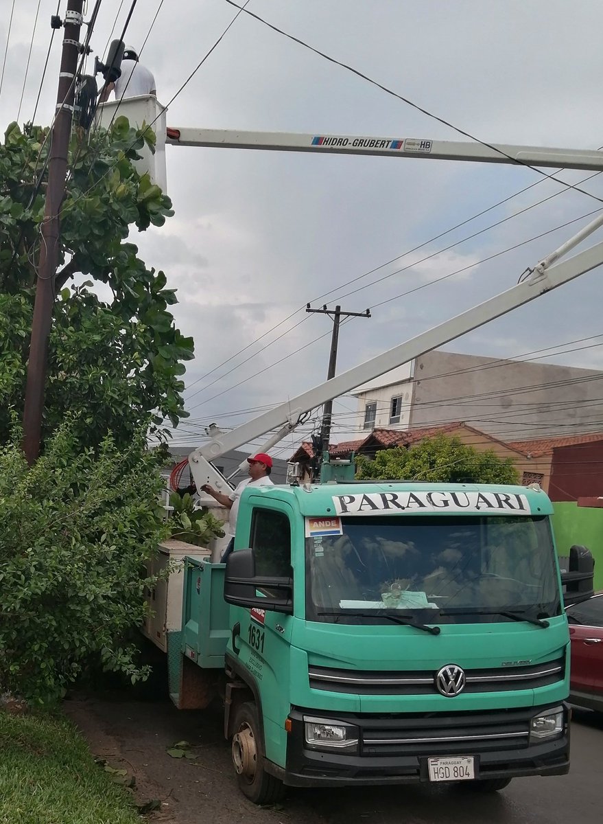 Apenas llueve y los cortes abrupto y repetitivos en el servicio de <a href="/ANDEOficial/">ANDE Página Oficial</a> en Paraguarí, en un radio de 100 metros,calle Derlis Caceres e/ Asunción y Gral. Caballero. Si estos energumenos parásitos qué fingen dirigir la institución no solucionan el problema para que están?