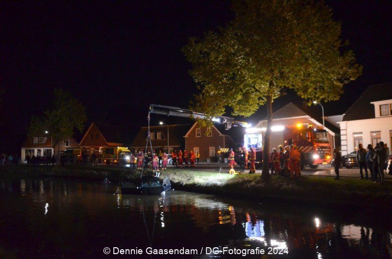 Auto te water in Oude Pekela, bestuurder spoorloos