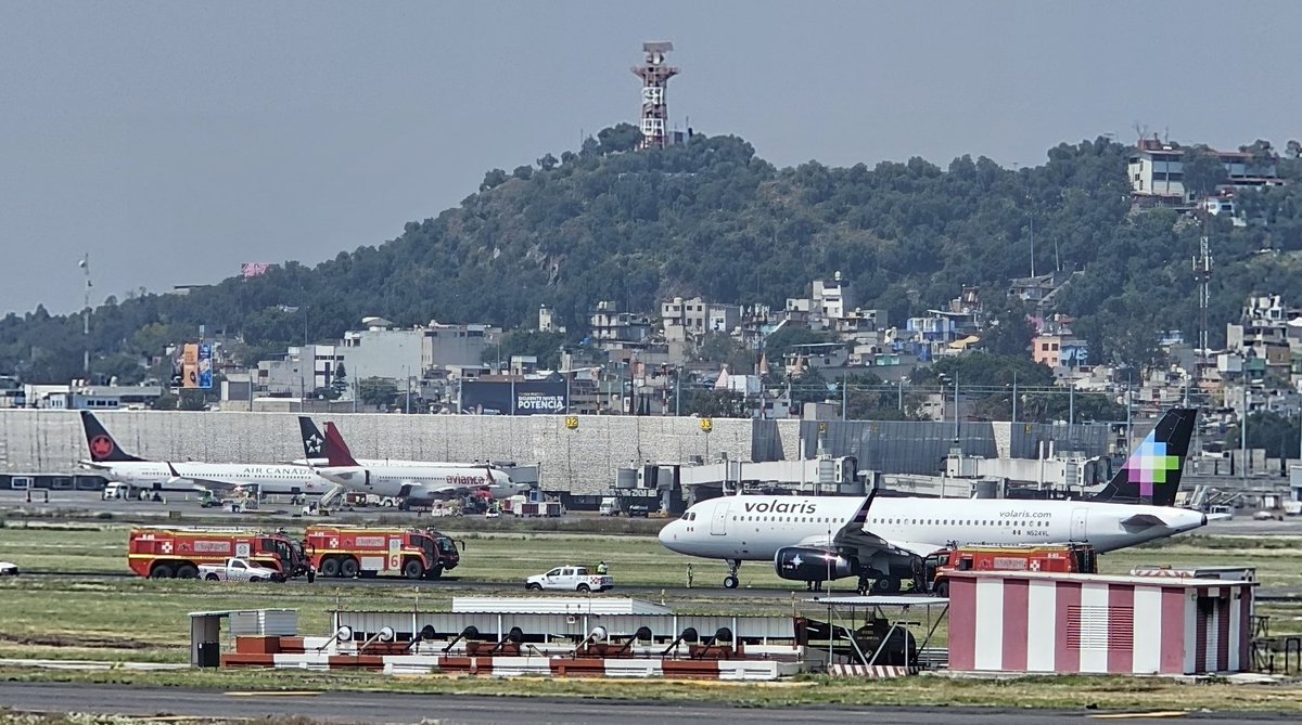 EduardoLeeL's tweet image. Pista 05R-23L cerrada por aeronave en emergencia, se prevé demora, ni modo, me tocó desquitar el sueldo de la quincena 😰😣😱 #AICM #informaciónquecura #demoras #lovemyjob #airtrafficcontrol