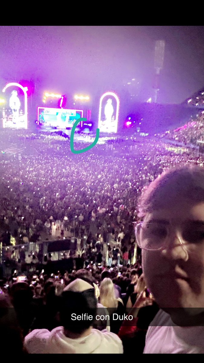 _aguszanco's tweet photo. Buenisimo el recital de Emilia ayer, pero me quedo con mi selfie con Duko https://t.co/iFbYJQFk0W