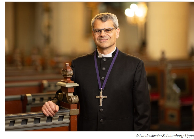 Der gebürtige Würzburger Oliver Schuegraf ist der neue Landesbischof von Schaumburg-Lippe – sein Faible ist die Ökumene. Ein Porträt von <a href="/lassiwe/">Benjamin_Lassiwe @lassiwe.bsky.social</a>.
herder.de/hk/hefte/archi…
