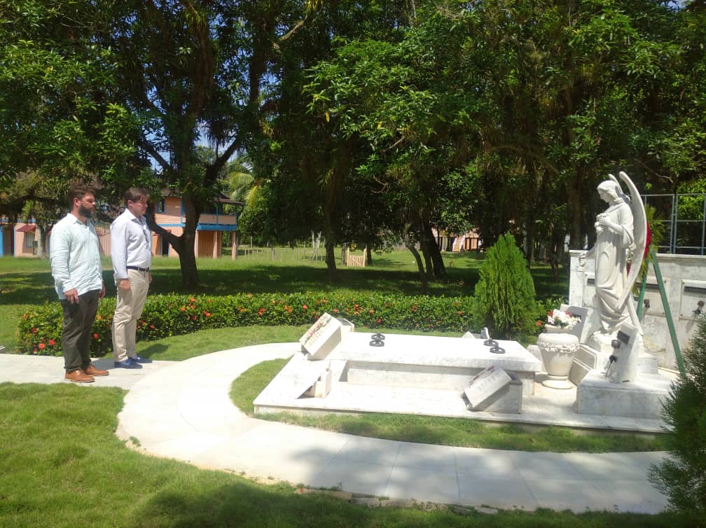 En Birán, homenaje a Ramón Castro Ruz en su centenario. Al querido tío abuelo lo recordamos con mucho cariño. Héroe del Trabajo y de la familia. Un hombre con los mejores valores que puede cosechar un ser humano. ¡Viva Ramón!