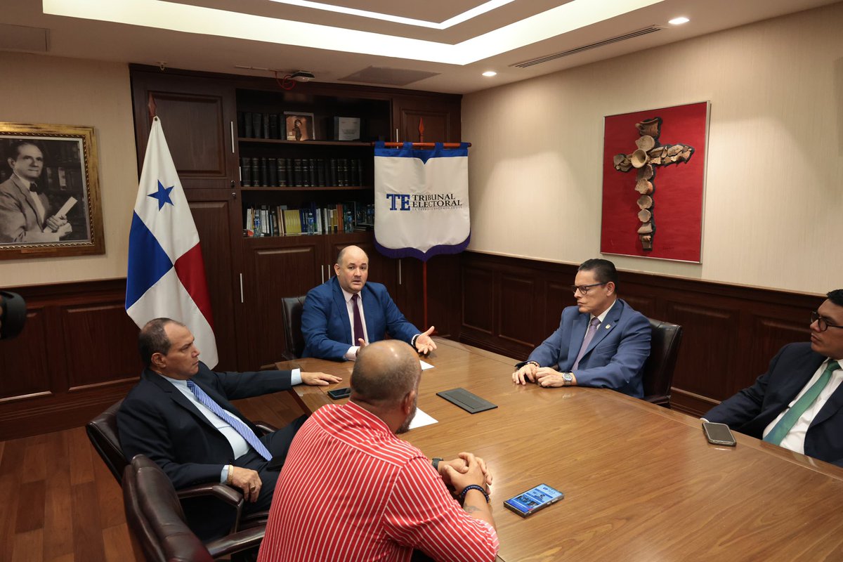 TReporta's tweet photo. El ministro de Seguridad Pública de Panamá, @frankabregom, habló sobre la implementación de la cédula digital.

"Eso no elimina la cédula física, pero permite a la persona poderse identificar e igualmente serían válidas las dos", dijo Ábrego, quien este lunes se reunió con los magistrados Alfredo Juncá y Luis Guerra, del magistrado del @tepanama.

#TReporta