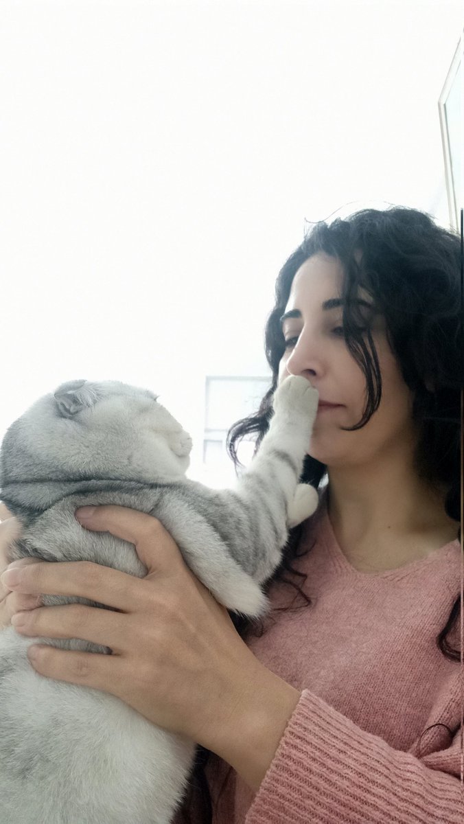 Kedim onu öpmeme izin vermiyor 🙃