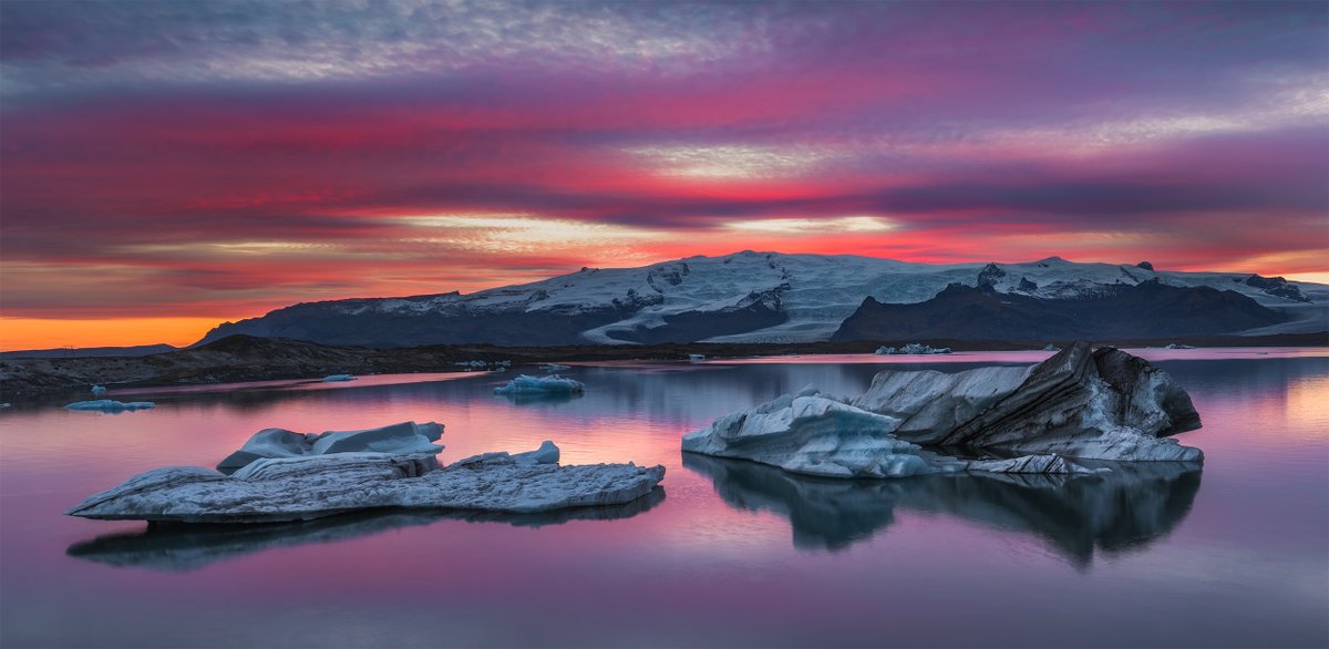 El atardecer frente a esos icebergs y el color que cogió el cielo fue un momento realmente increíble (click para verla completa)