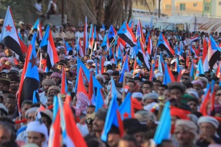 لطالما كانت حضرموت، بوصلة الجنوب التي تحدد مساراته، وانتماءاته، وإرادته الجنوبية الصلبة التي لا يمكن النيل منها، مهما كانت التحديات التي تعترض الطريق.

إن الإنسان الحضرمي البسيط، كغيره من أبناء الوطن قابض على جمرٍ وجَمرات، جمرُ الثبات على العهد والوعد، وكلفته الباهظة، وجمراتٌ