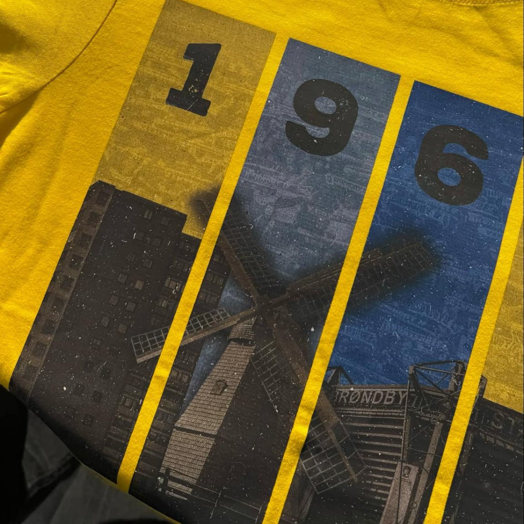 brondbysupport's tweet image. Vi fejrer klubbens 60 år med en eksklusiv t-shirt-serie! 
Den første t-shirt hylder klubbens start i 1964 med ikoniske billeder og klubbens farver. 
Modellerne er vores fantastiske frivillige, der stolt viser klubbens ånd og fællesskab. #BIF60 #GulOgBlå

shop.brondby.support/vare/t-shirt-1…