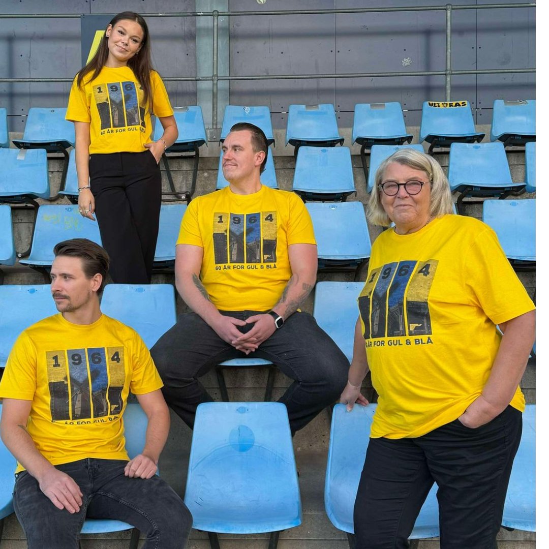 brondbysupport's tweet image. Vi fejrer klubbens 60 år med en eksklusiv t-shirt-serie! 
Den første t-shirt hylder klubbens start i 1964 med ikoniske billeder og klubbens farver. 
Modellerne er vores fantastiske frivillige, der stolt viser klubbens ånd og fællesskab. #BIF60 #GulOgBlå

shop.brondby.support/vare/t-shirt-1…