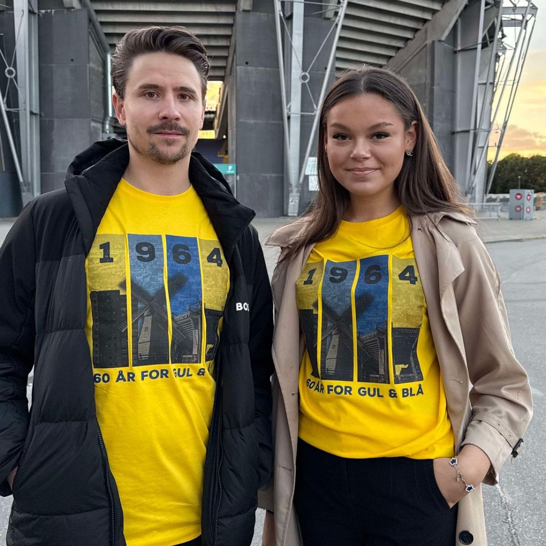 brondbysupport's tweet image. Vi fejrer klubbens 60 år med en eksklusiv t-shirt-serie! 
Den første t-shirt hylder klubbens start i 1964 med ikoniske billeder og klubbens farver. 
Modellerne er vores fantastiske frivillige, der stolt viser klubbens ånd og fællesskab. #BIF60 #GulOgBlå

shop.brondby.support/vare/t-shirt-1…