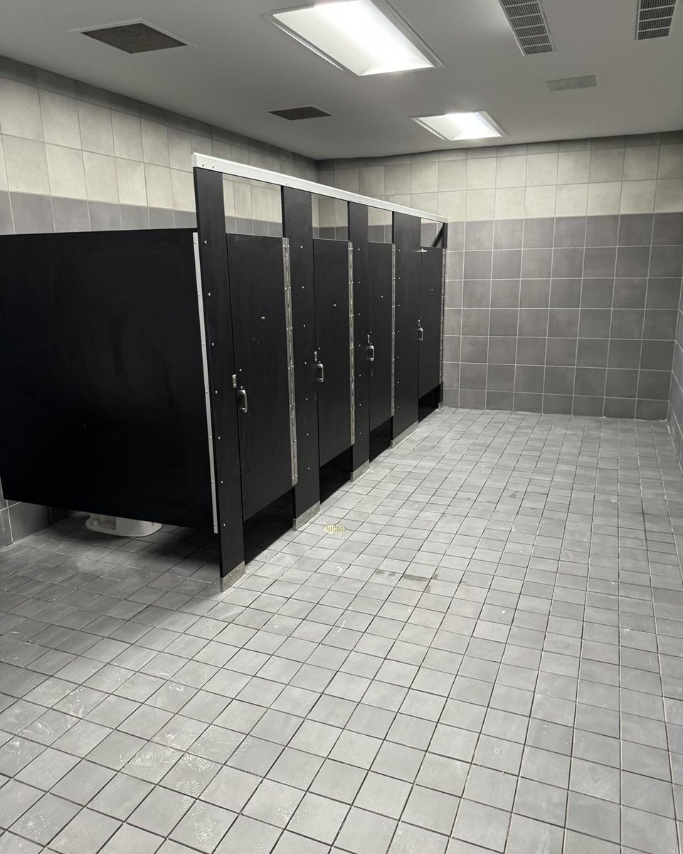Flo1Schools's tweet photo. While the Sneed Squires were away on Intersession, the Fortress was renovated! We think students are going to love the painted white hallways with the #greenandgold accents that brighten up the school and the renovated bathroom. #StudentsFirst #SneedSquires #F1SBuilds https://t.co/7minCmG11H