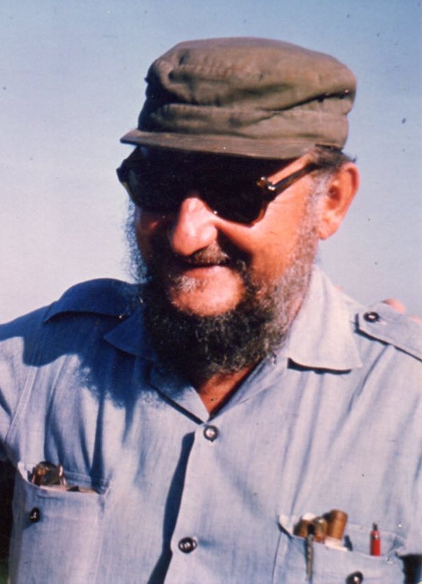 ✍️| Recordamos el centenario de Ramón Castro Ruz, el mayor de los varones de Ángel y Lina.

A Mongo, como cariñosamente le llamaban, las labores del campo le apasionaron desde que era un chiquillo en el batey de Birán. Sus compañeros así lo cuentan:

🔗| presidencia.gob.cu/es/noticias/mo…