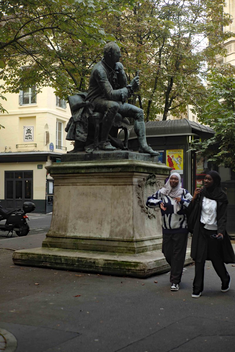 jpquinonero's tweet photo. #multicultural #multiculturelle #France #parismusulman #parisblack #streetphotography #photographie #fotografía #Leica / Diderot, la nueva Francia multicultural y los nuevos países parisinos, étnicos, religiosa, culturales … https://t.co/vznmpT9pAM… .. https://t.co/mzrHfMGq8w