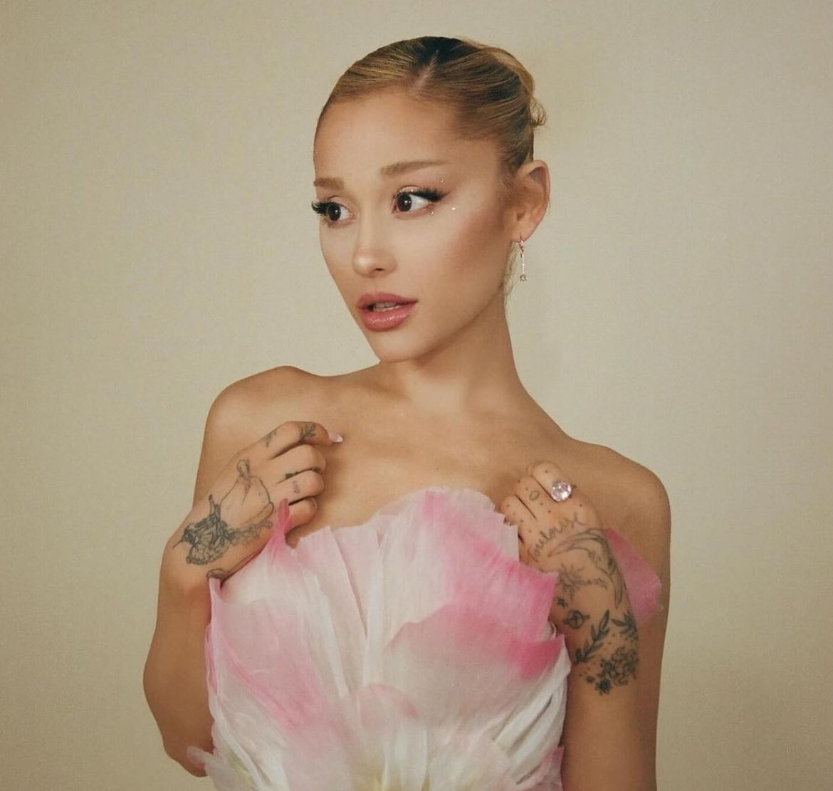 PopBase's tweet photo. Ariana Grande is now the female artist with the most songs surpassing 1 BILLION streams in Spotify history. (17) https://t.co/Pf4rgnv0lH