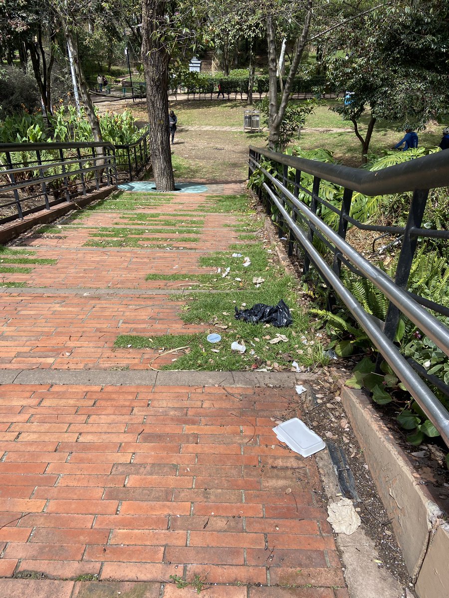 Andrés Salazar (@78andressalazar) on Twitter photo Es una lástima que aunque tiene todo para ser uno de los mejores de la región, el centro de Bogotá desde su entrada parece un basurero y sanitario, poco queda del parque bicentenario y el de la Independencia. Hola! <a href="/IDRD/">🟨🟥Recreación y Deporte</a> <a href="/DadepBogota/">Defensoría del Espacio Público</a> <a href="/Uaesp/">Uaesp</a> <a href="/Bogota/">Alcaldía de Bogotá</a> Es una lástima que aunque tiene todo para ser uno de los mejores de la región, el centro de Bogotá desde su entrada parece un basurero y sanitario, poco queda del parque bicentenario y el de la Independencia. Hola! <a href="/IDRD/">🟨🟥Recreación y Deporte</a> <a href="/DadepBogota/">Defensoría del Espacio Público</a> <a href="/Uaesp/">Uaesp</a> <a href="/Bogota/">Alcaldía de Bogotá</a>