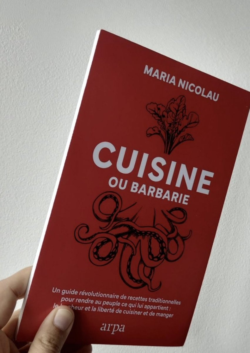 Notre couverture de Cuisine ou barbarie imprimée sur du carton plume pour nos premières rencontres avec des journalistes, des amis et des auteurs 💅