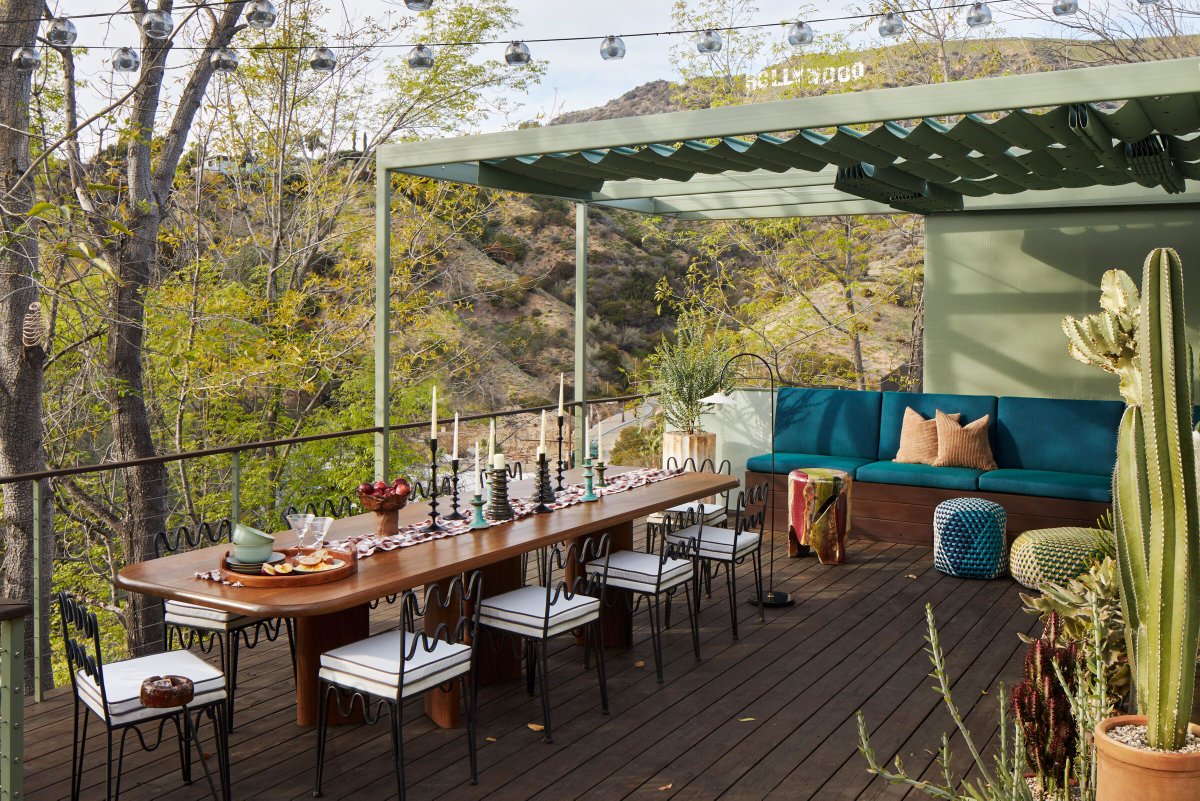 Archello's tweet image. STUDIO KEETA's Beachwood Canyon Treehouse renovation honors its 1957 mid-century modern roots with bespoke finishes and bold materials. 
buff.ly/4f4b3Cd

#MidCenturyModern #EclecticDesign #Restoration