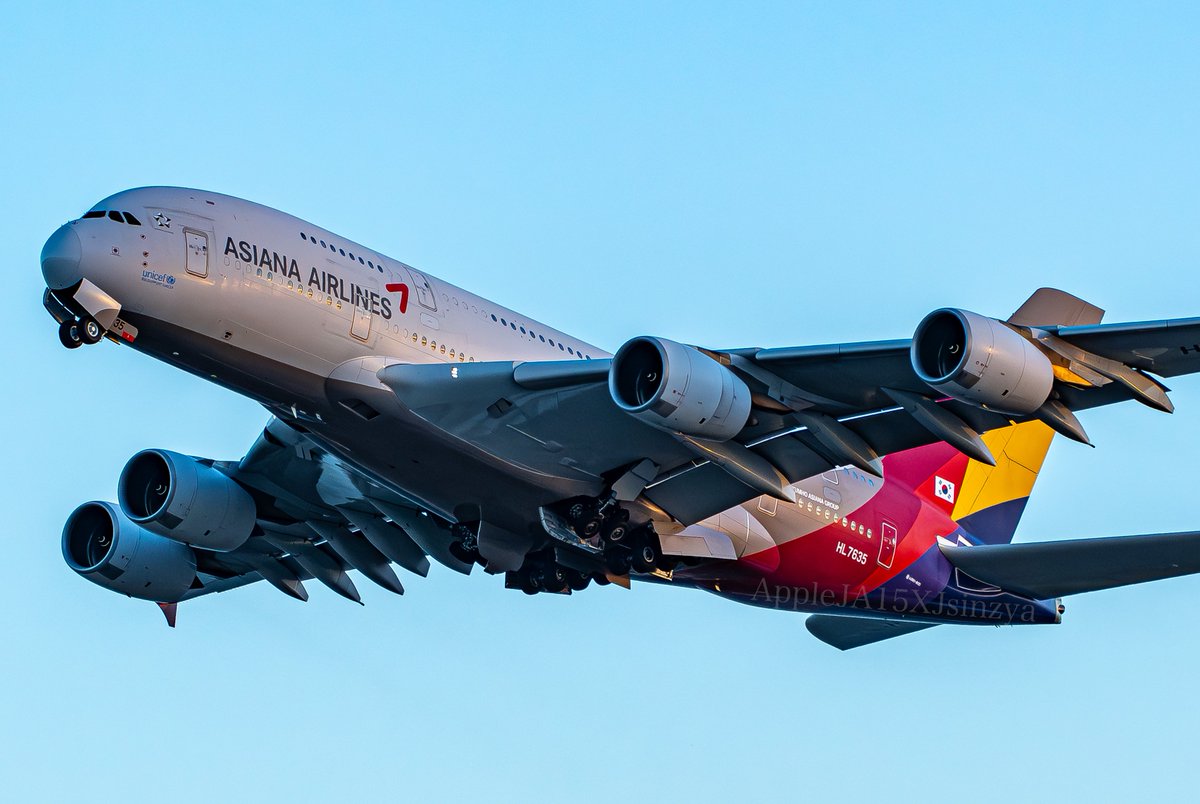 AppleJALsinzya's tweet photo. #アシアナ航空 #HL7635 #A380 #関西国際空港 #関空展望ホール
大空へ飛び立つA380の離陸姿！！！！
超大型機であるA380が目の前を斜めに通りすぎていく姿は少し離れていてもエンジンの低い音と共に迫力と躍動感が伝わってきて、とてもカッコイイ！！！！ https://t.co/LHyxlCryCL