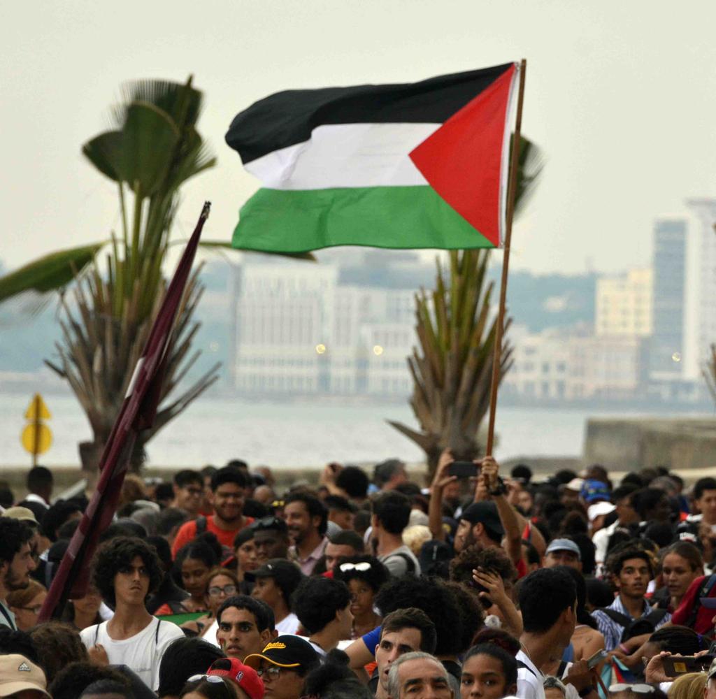 AsambleaCuba's tweet photo. Desde la Fragua Martiana hasta la Tribuna Antimperialista, el pueblo cubano🇨🇺 en marcha en solidaridad con Palestina🇵🇸

✅️La marcha estuvo encabezada por @DiazCanelB, Esteban Lazo, @MMarreroCruz y otras autoridades de nuestro país 

#FreePalestine https://t.co/adWX1p2gqf