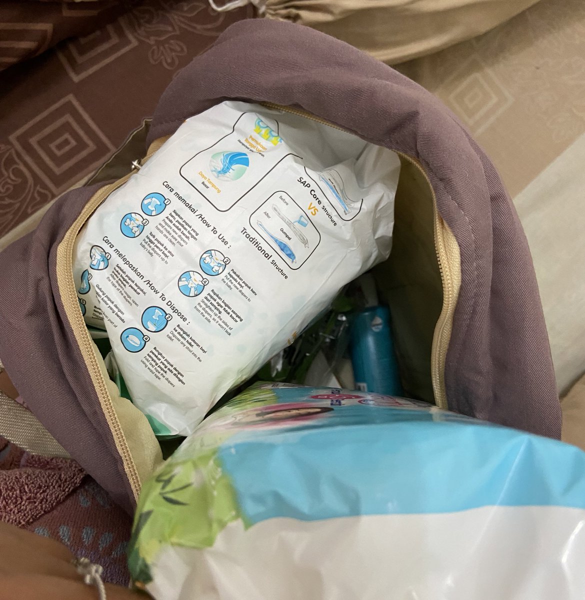 Leni_RH's tweet photo. Hospital bag yang disiapin suami 🙃 https://t.co/mOopYK3I7k