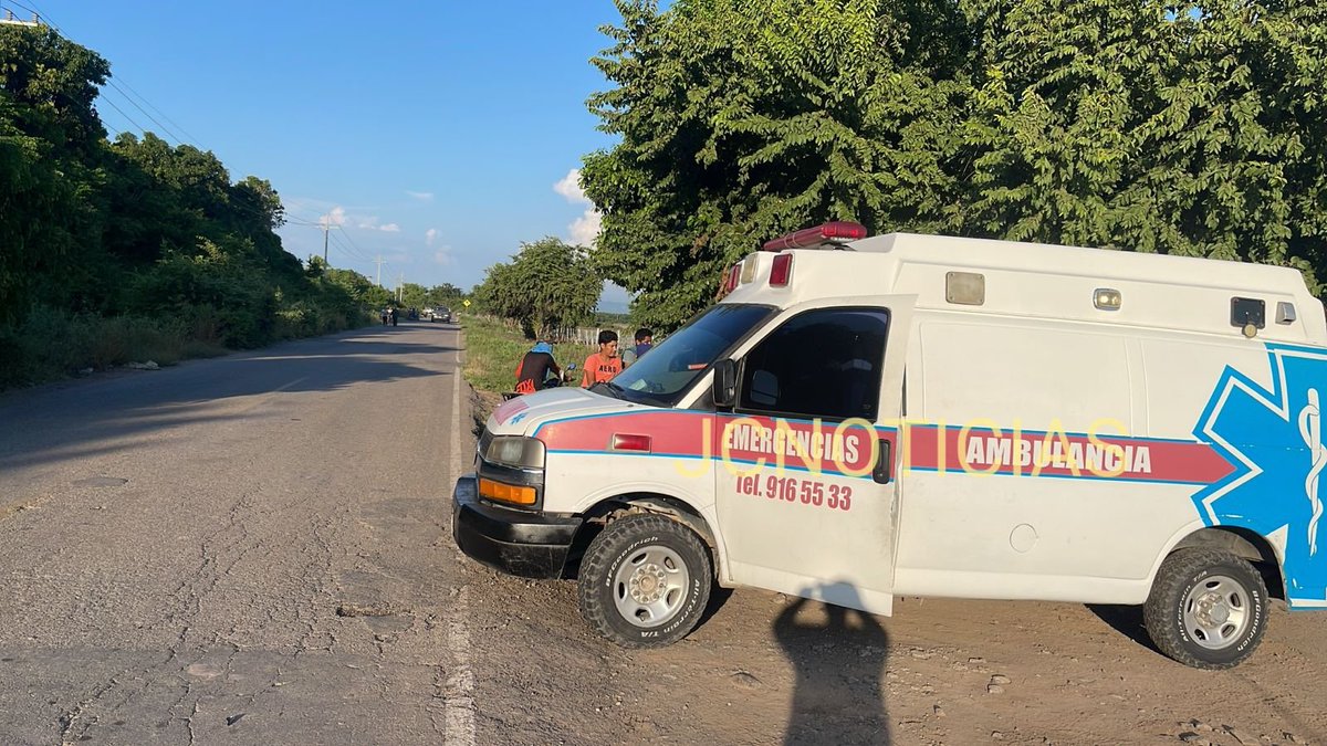 JesusColio's tweet photo. #Mazatlán #Walamo
#LasGarzas #Sinaloa
Un adulto mayor de alrededor de 60 años murió la tarde de este lunes tras ser picado por abejas.
El ataque ocurrió en la carretera Villa Unión-El #Caimanero en el tramo entre El Walamo y Las Garzas. https://t.co/CST9i3dNIj