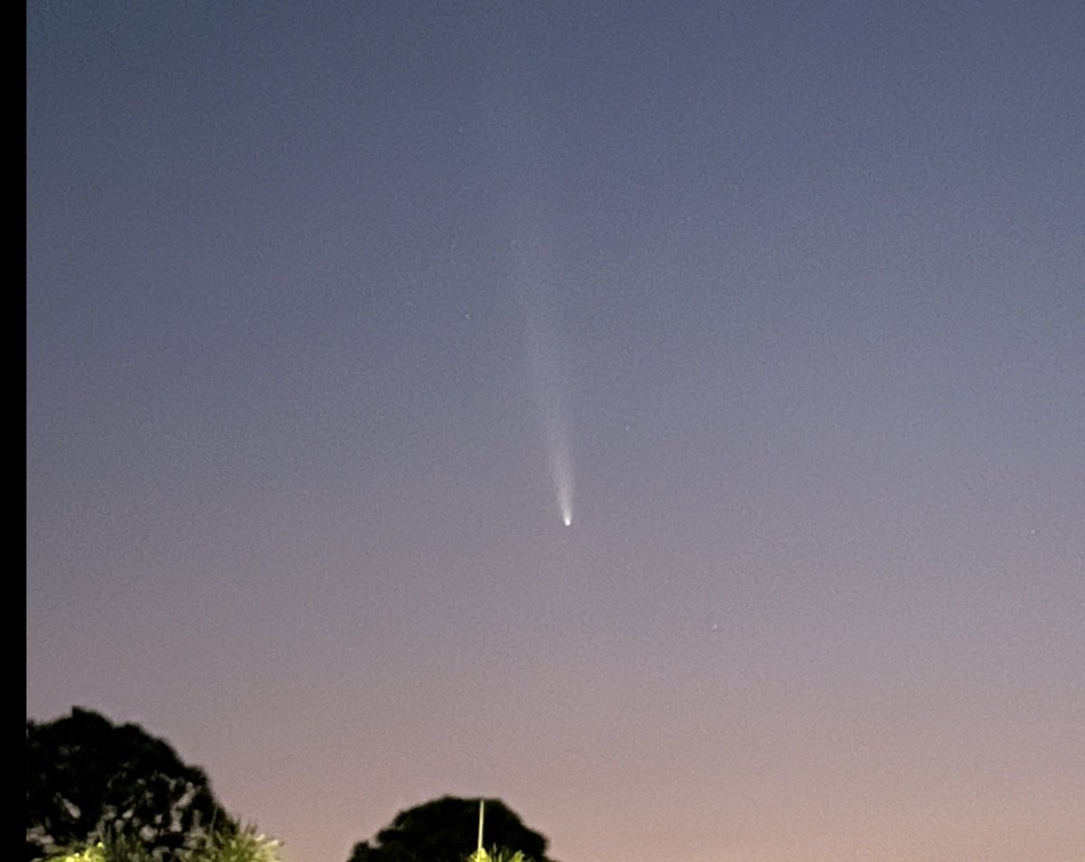 BatteryAcidDev's tweet photo. It’s visible on the east coast now!

#Comet #Astronomy #TsuchinshanATLAS #CometC2023A3 #Tsuchinshan #C2023A3 #FollowTheComet https://t.co/dKaLn9MGJ0