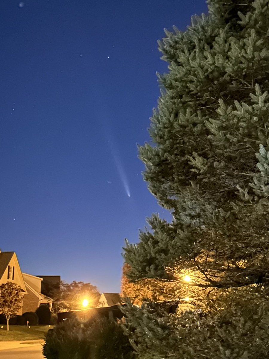 MillieW1's tweet photo. Who else is checking out the comet? https://t.co/5jTdzhXIBM