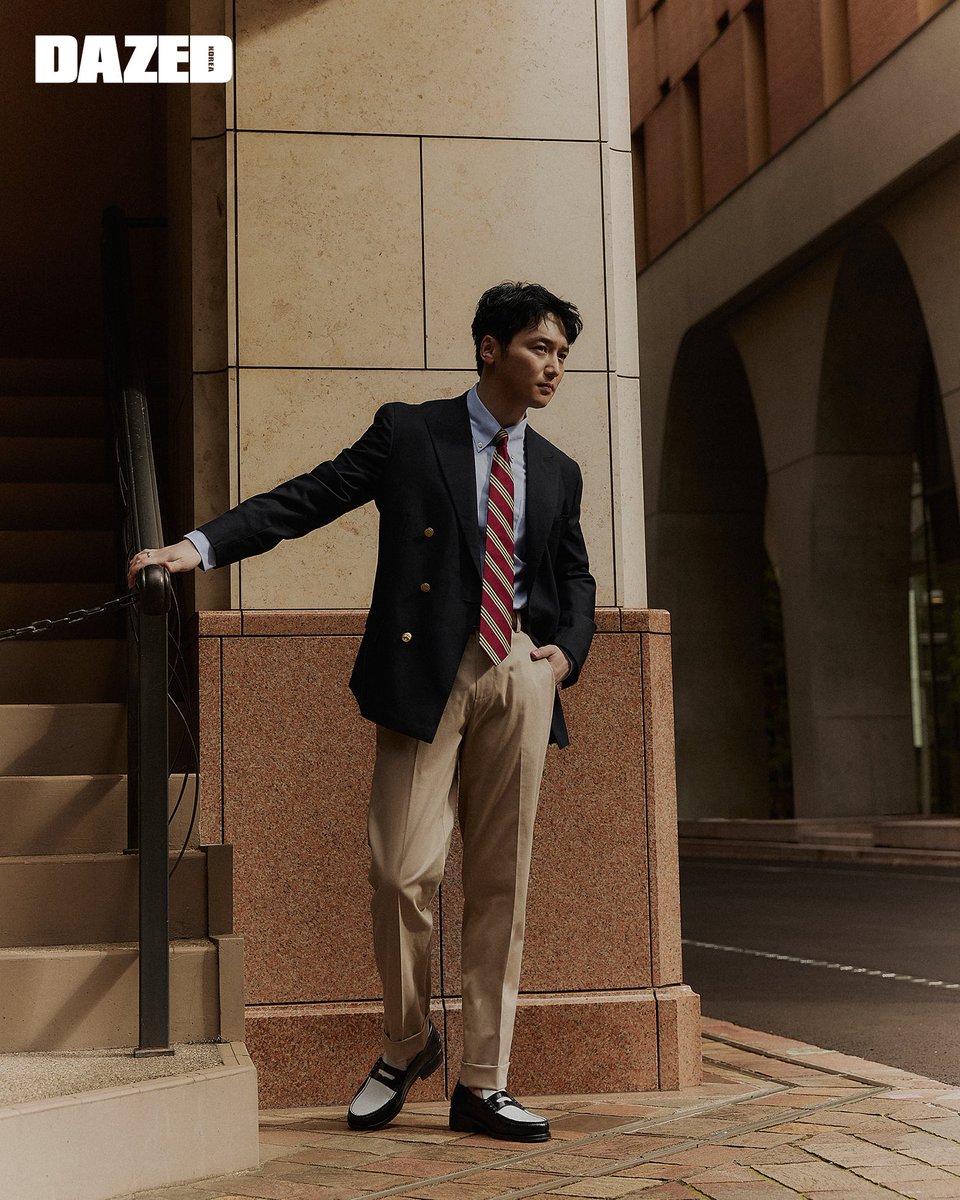 DazedKorea's tweet photo. BROOKS BROTHERS with BYUN YOHAN #협찬

소란스럽게 지루한 도시의 한낮, 앞서지도 뒤처지지도 않는 브룩스 브라더스를 걸친 채 묵묵히 걷는 변요한.

#ByunYohan #변요한 #BrooksBrothers #브룩스브라더스

Discover more in KOREA NOVEMBER 2024 ISSUE. https://t.co/ltBcX5PxOz