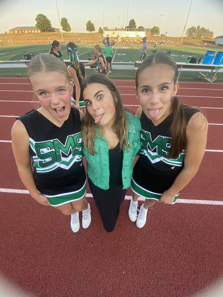 MissGiammalva's tweet photo. Some of my CHAMPS peer mentors are the cutest cheerleaders! #ssdpride https://t.co/b2ol2nmKYR
