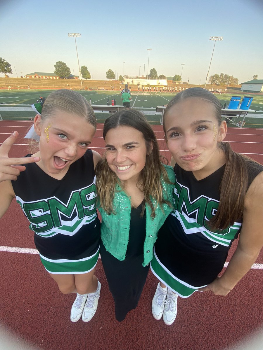 MissGiammalva's tweet photo. Some of my CHAMPS peer mentors are the cutest cheerleaders! #ssdpride https://t.co/b2ol2nmKYR