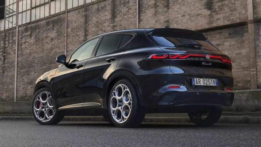 Autocosmos's tweet photo. #alfaromeo Tonale 2025, recibe ligeros retoques al interior
Elimina la palanca de velocidades y adopta un mando giratorio.
➡️ https://t.co/xfEemSFcGe https://t.co/OoIeGm8X6S