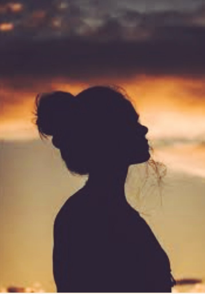 قف ياهذا،
 كفاك إغراقي بوهج من القسوة...
تريدني أن أفتح ناظري 
    وتغرقني بوهج لا أريده 💔
كفى ....
  ساقف صامدة وأغلق قلبي ولن 
    أفتحة إلا لنفسي💔💔
#كلمات