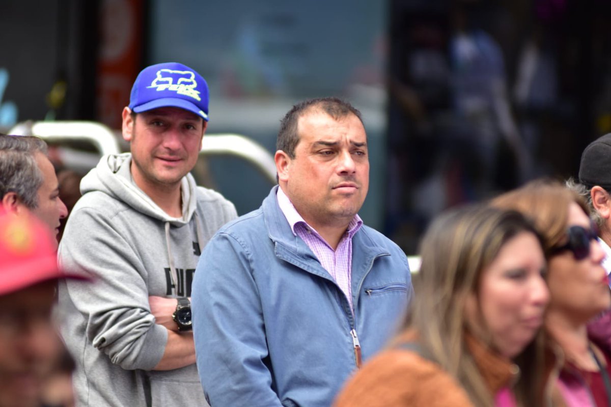 mati_fernandez's tweet photo. Hace unos días hablaron de orden, pero hoy se oponen a las medidas que buscan organizar el funcionamiento de la feria y dar alivio a los vecinos. ¿Dónde quedó la coherencia?
¿El discurso de orden es solo para la galería mientras se toman el puente? https://t.co/tKaAMNlxWv