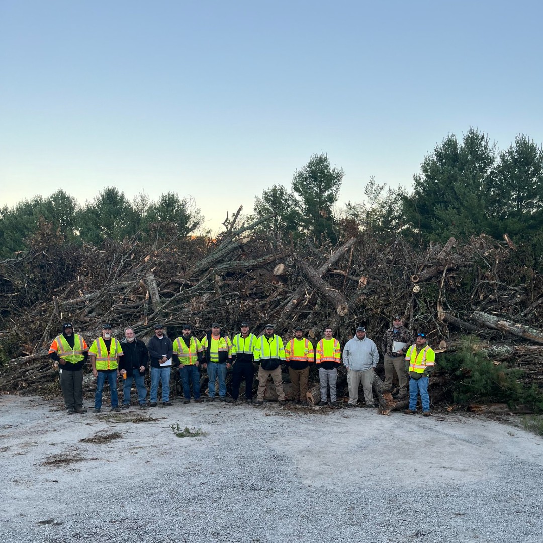 VaDOT's tweet photo. Shout out to the Highway Emergency Response Team from Bland County and to other crews for their hard work in the VDOT Bristol District during the #HurricaneHelene recovery. #AppalachiaStrong #OneVDOT π π§‘ https://t.co/groiCsnbFA