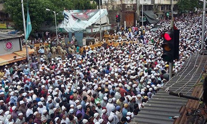 SaffronQueen_'s tweet photo. The funeral of terrorist Yakub Memon.

This is what deep radicalism and rot in a community looks like!! https://t.co/cdMiZ2gISV