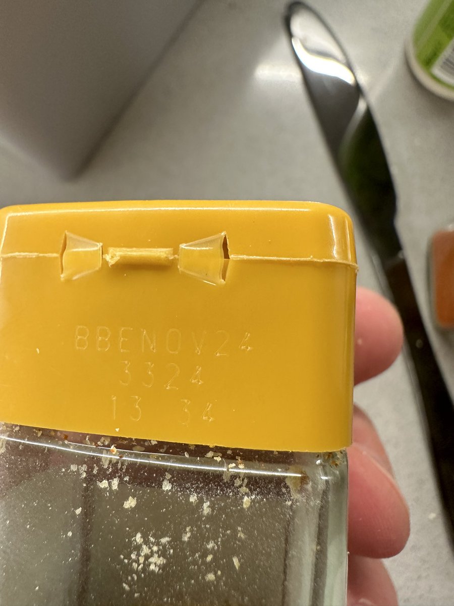Guildster22's tweet photo. @Tesco just cooking dinner and found these little critters in my onion granules still in date 🤢🤢🤢 #maggots #fly #indate #sick https://t.co/ghlqzUlVpr