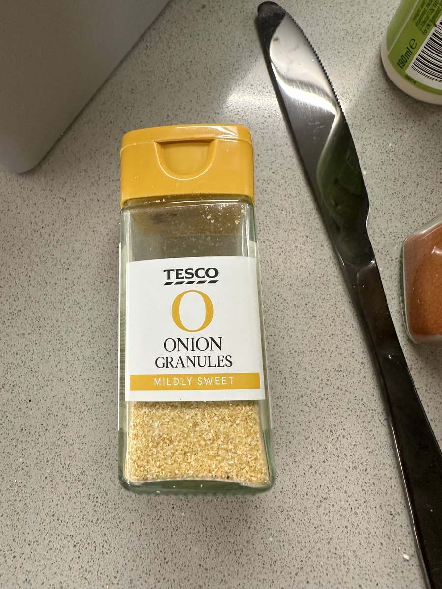 Guildster22's tweet photo. @Tesco just cooking dinner and found these little critters in my onion granules still in date 🤢🤢🤢 #maggots #fly #indate #sick https://t.co/ghlqzUlVpr