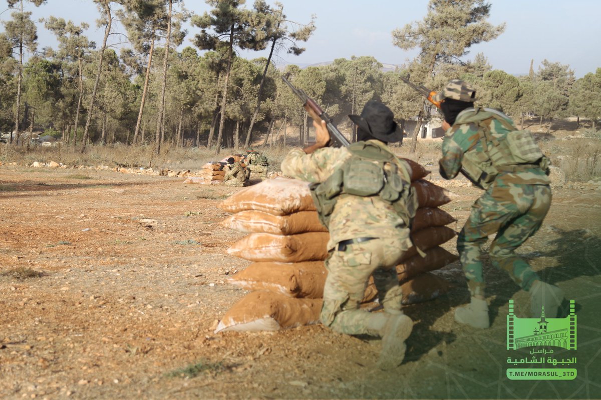 Morasul_3td's tweet photo. تدريبات ومناورات عسكرية بالذخيرة الحية لقوات الجبهة الشامية في ريف حلب الشمالي، تحاكي الأعمال القتالية الحديثة، لإكساب المقاتلين المهارات والمعارف اللازمة لمواجهة التحديات الميدانية بفعالية عالية.

#مراسل_الجبهة_الشامية
https://t.co/yZ6l84j2dK https://t.co/aVnPdKszdq