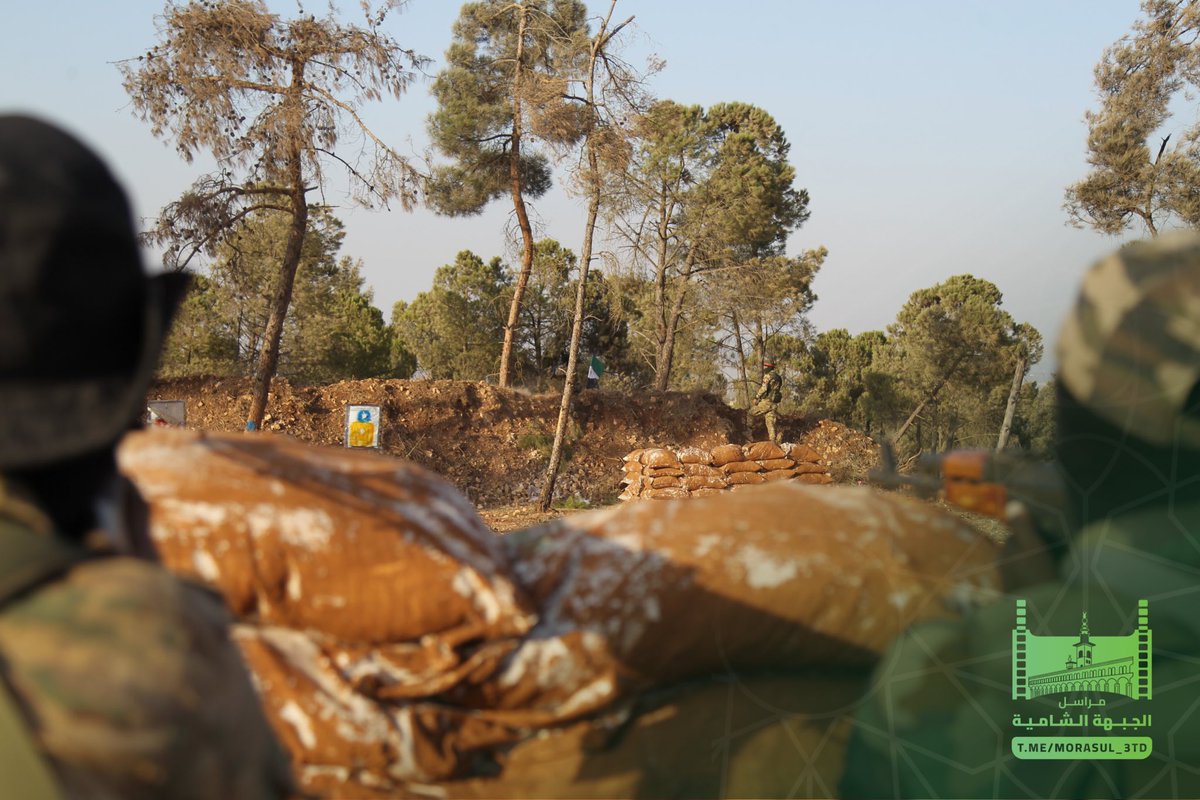Morasul_3td's tweet photo. تدريبات ومناورات عسكرية بالذخيرة الحية لقوات الجبهة الشامية في ريف حلب الشمالي، تحاكي الأعمال القتالية الحديثة، لإكساب المقاتلين المهارات والمعارف اللازمة لمواجهة التحديات الميدانية بفعالية عالية.

#مراسل_الجبهة_الشامية
https://t.co/yZ6l84j2dK https://t.co/aVnPdKszdq