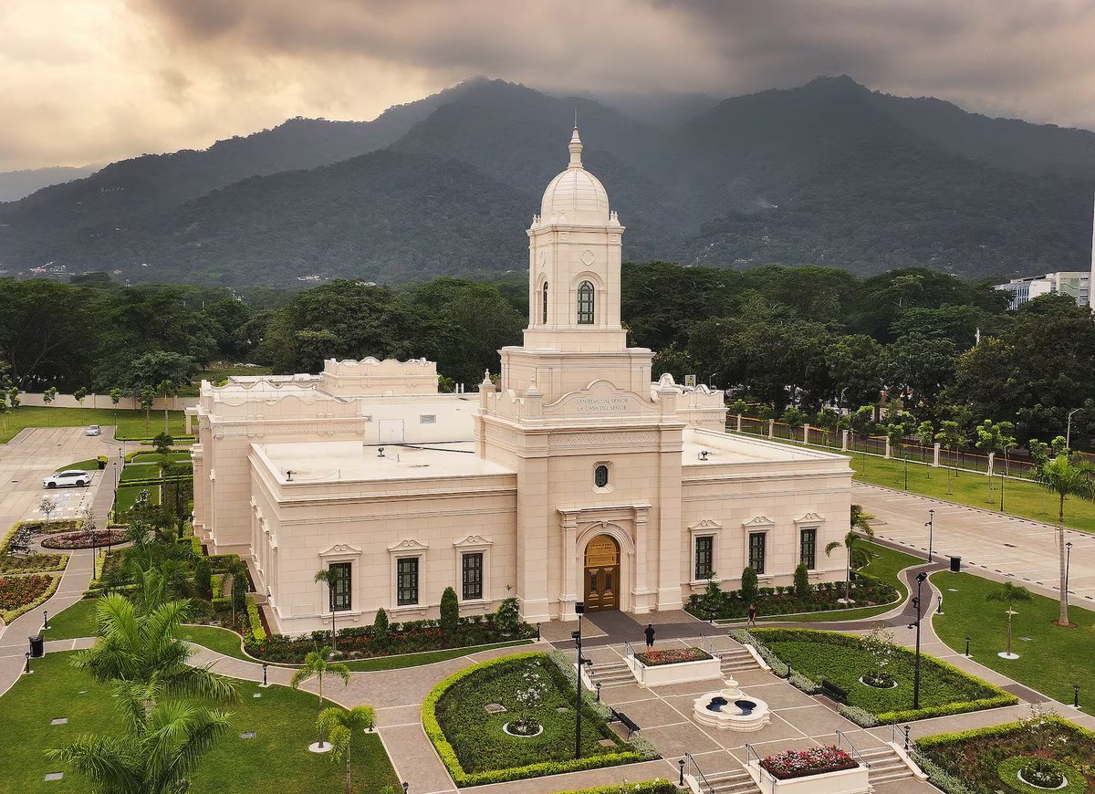 DaleGRenlund's tweet image. The testimonies of the members of The Church of Jesus Christ of Latter-Saints in Honduras run deep. Honduras was named so by Christopher Columbus because "hondo" in Spanish means "deep." This depth of faith and faithfulness of the people who live there is the reason the Lord…