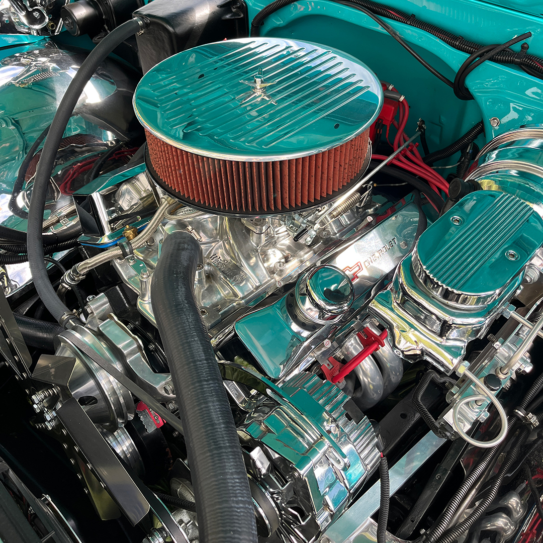 Tremec's tweet image. Still in production since it first debuted 70 years ago, there’s a lot that’s known about the gen I small-block Chevy V8. But did you know these five facts about GM’s iconic engine? bit.ly/4eQ7Zto 

#smallblockchevy
#chevyv8
#automotiveengines