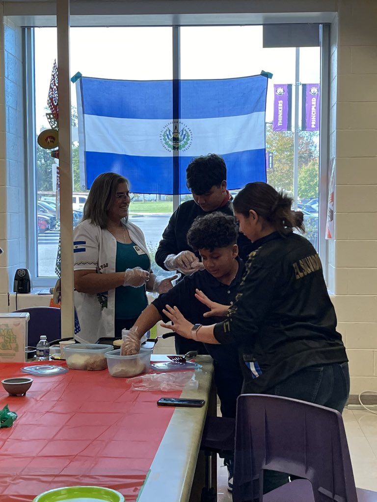 ArtsyDancerMB's tweet photo. #BCPSHerencia Our Hispanic Heritage Activity Tour is off to a great start. Today’s event, “Mi Madre y Yo”, a pupusa cooking class, led by one of our families. Gracias! @windsormillms https://t.co/UDApExKc8y
