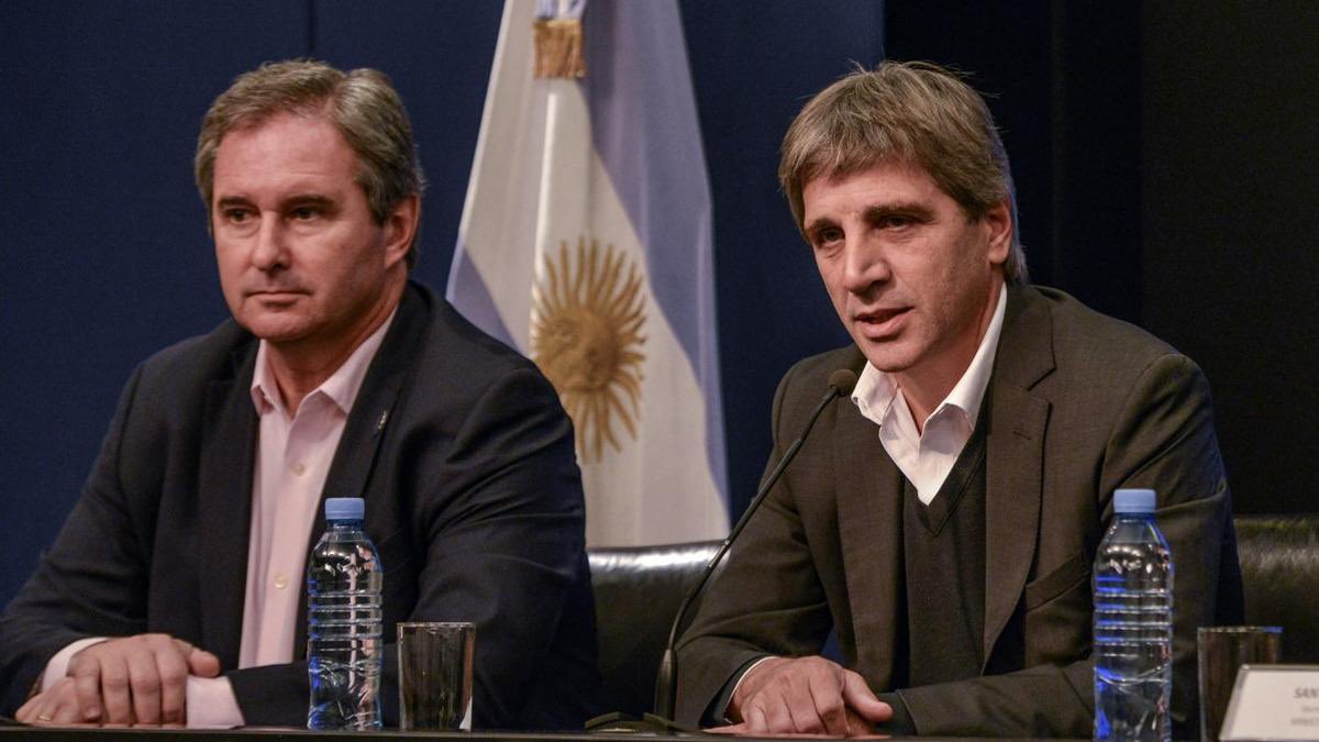 CarlosMaslaton's tweet photo. El plan económico impuesto por Caputo y Milei es la negación más perfecta del liberalismo económico. Es un exacto diseño para trasladar patrimonio de los pobres y de los sectores productivos a un puñado de especuladores financieros en base a acomodar ganancias anuales del 70% en dólares sufragados con fondos públicos mediante endeudamiento extremo y subsidio corrupto del tipo de cambio. Hay una escuela económica detrás de este inmoral engendro, una escuela económica exclusivamente argentina cuyos nefastos autores, en este orden, son: José Alfredo Martínez de Hoz, Adolfo Diz, José Luis Machinea, Federico Sturzenegger, Luis Caputo y Pablo Quirno. La historia los juzgará, ellos saben bien que este esquema financiero está hecho para robar. Y de Milei, de Milei mejor no hablemos.